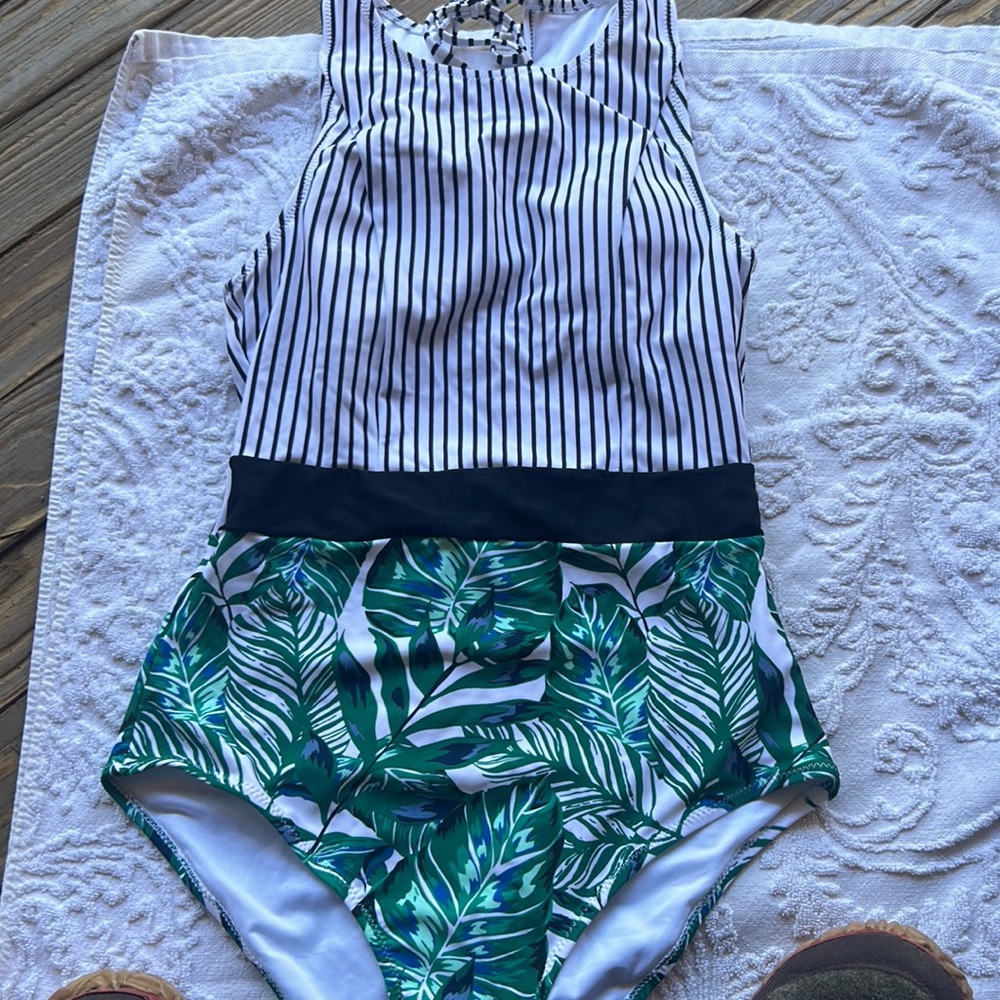 NWT Cupshe Green Leaf Print stripe high neck Swimsuit size medium - Picture 7 of 12